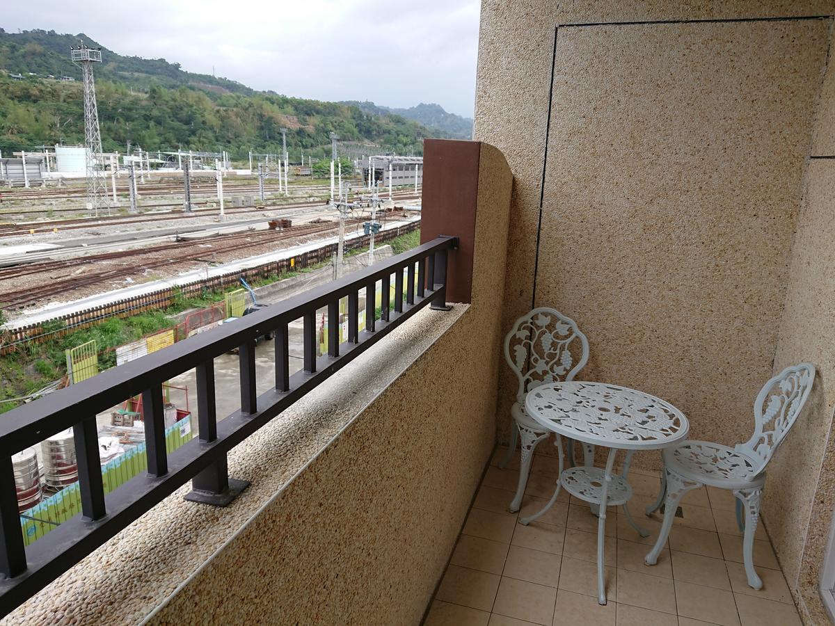 The Railroad Runs Hotel T'ai-tung Exterior foto